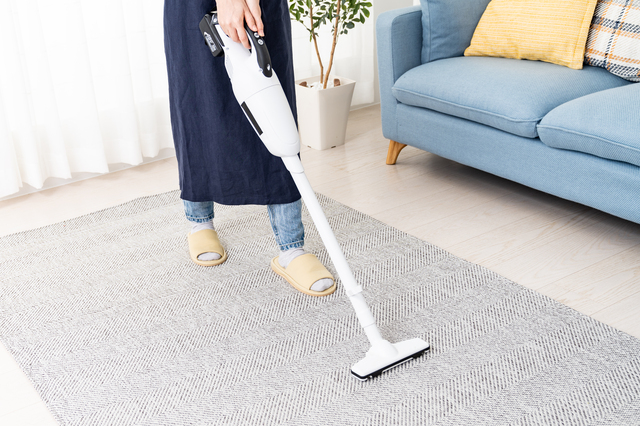 カーペットの掃除機をかける